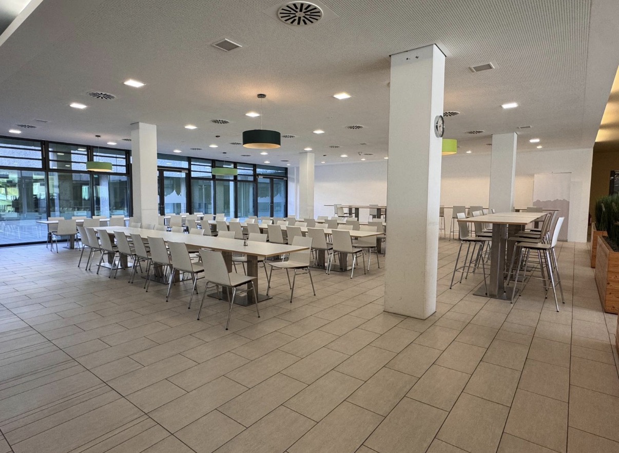 Mama's Kantin – Abendstimmung im Speisesaal