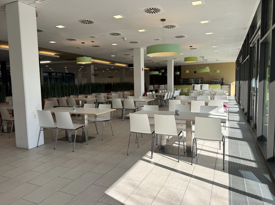 Mama's Kantin – Lichtdurchfluteter Innenbereich