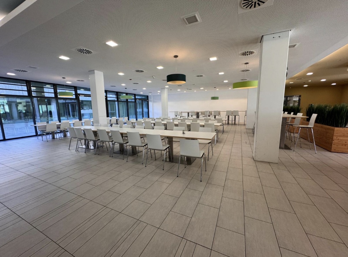 Mama's Kantin – Großzügige Tischanordnung für Events