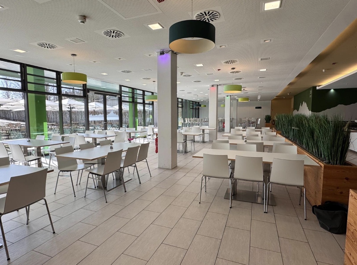 Mama's Kantin – Heller Speisesaal mit Terrasse